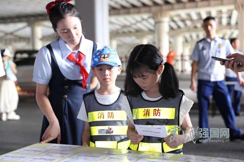 30组家庭"火"力全开！亲子消防运动会解锁安全暑假新玩法