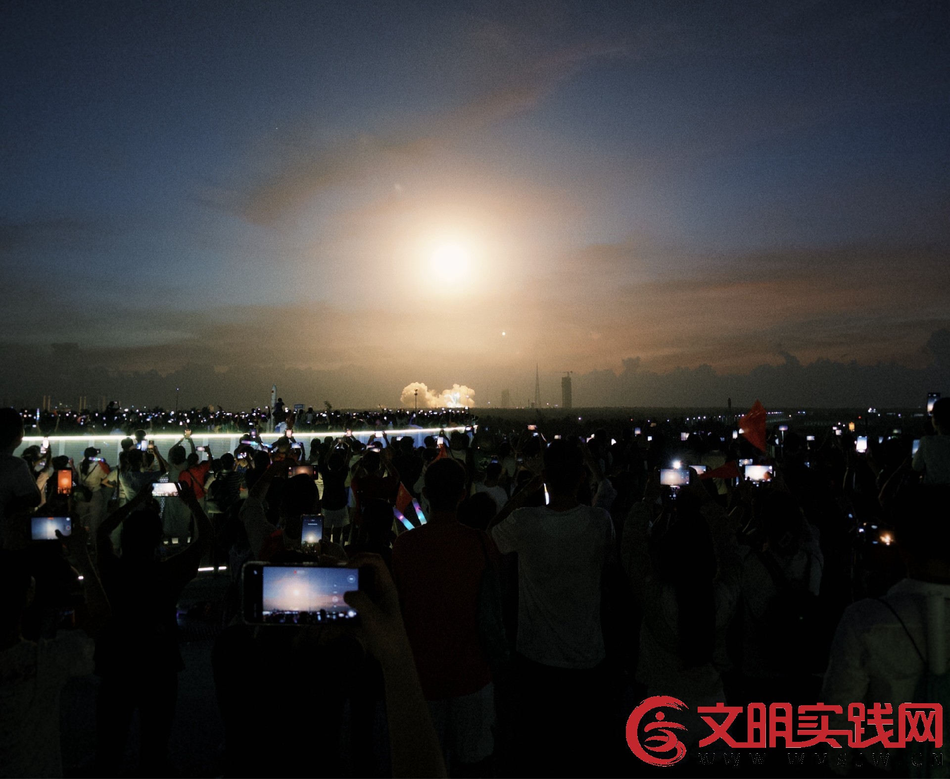 天舟九号迎曙光赴“天宫” 瑶光平台千人追“箭”