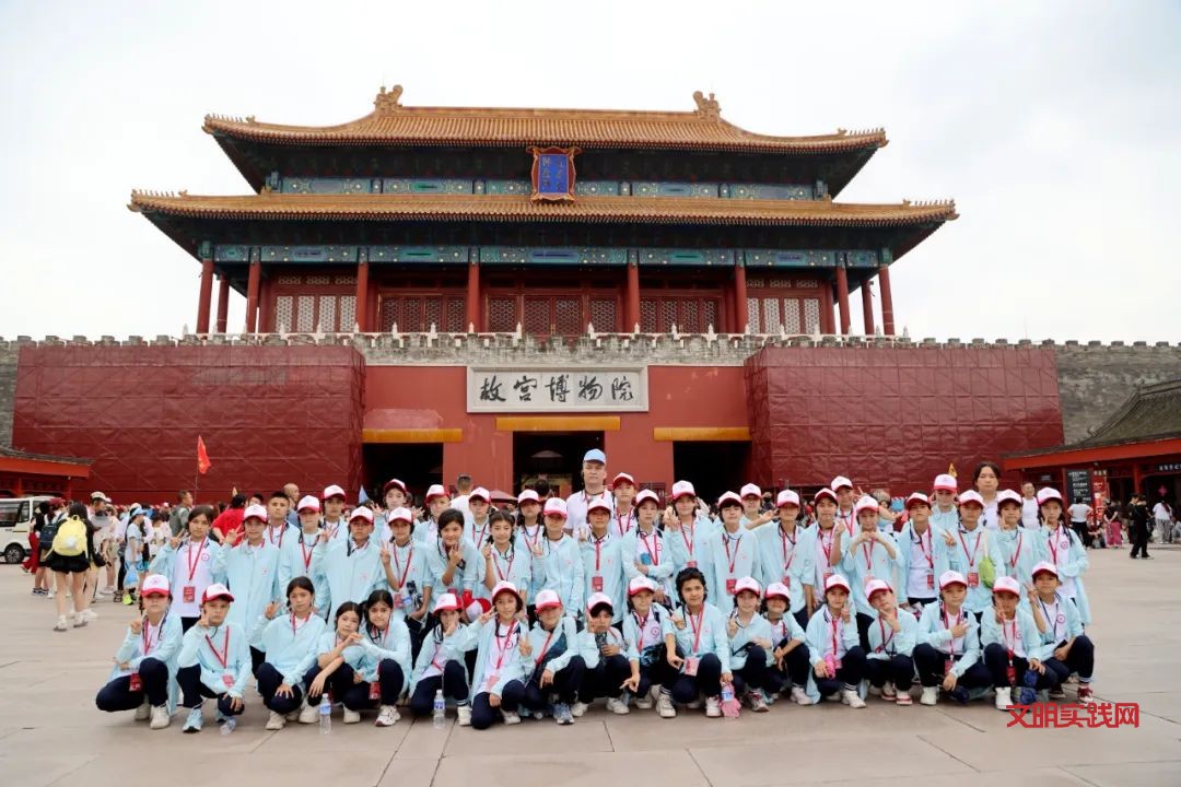 故宫探古韵 联谊筑真情