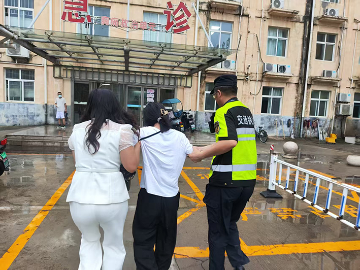 高温下的坚守与守护：交通运输执法人员紧急救助中暑学生