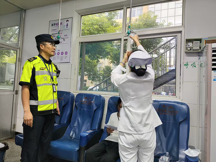 高温下的坚守与守护：交通运输执法人员紧急救助中暑学生