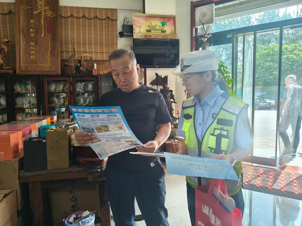 交通安全百日行动 | 交通安全进商铺 拧紧交通安全“弦”