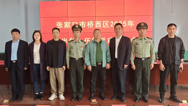 河北张家口浙江商会为桥西区新征入伍士兵赠送旅行箱