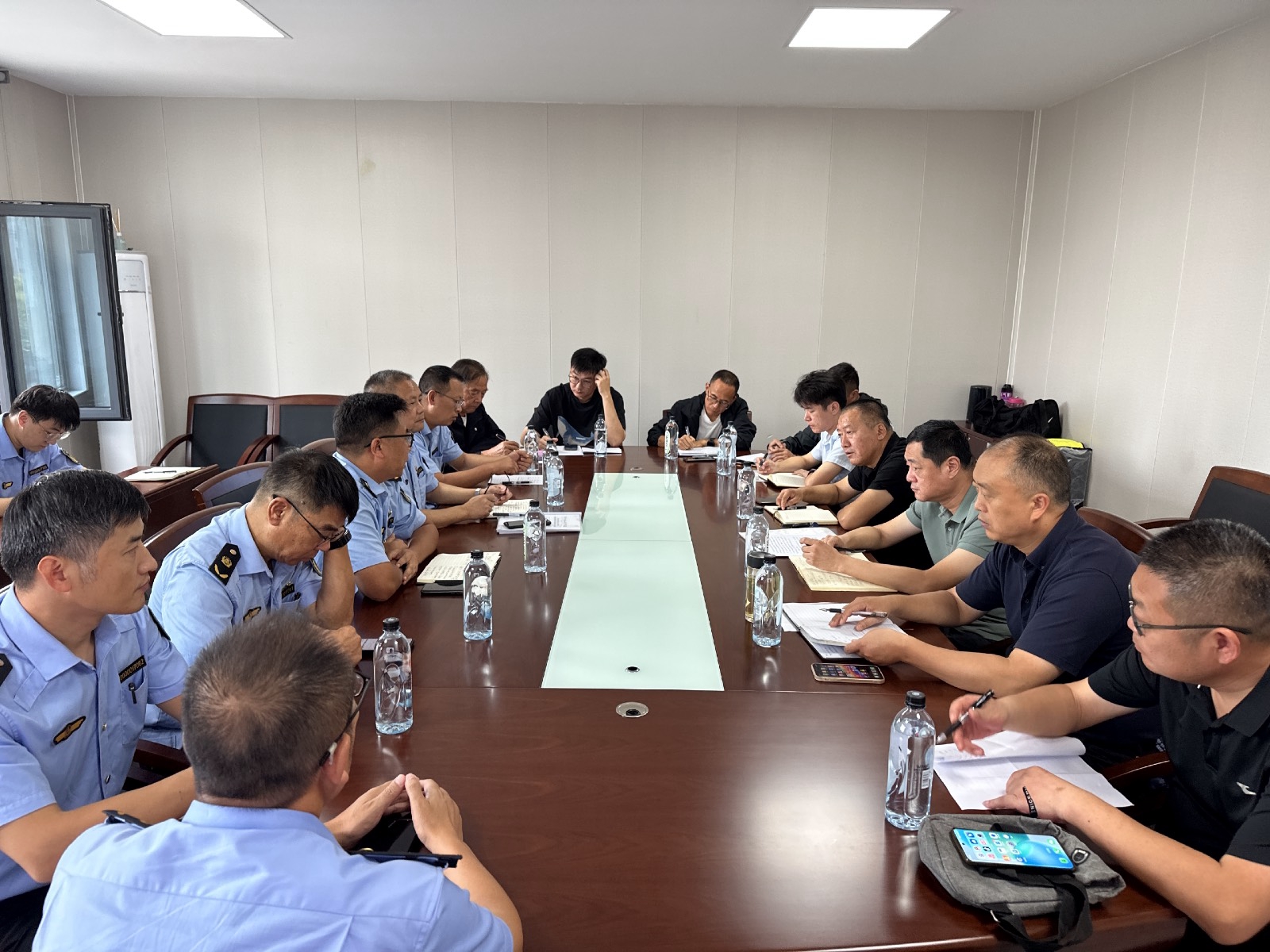 “雷锋车”法律服务队开展集中普法， 护航国庆、中秋假期旅客运输安全