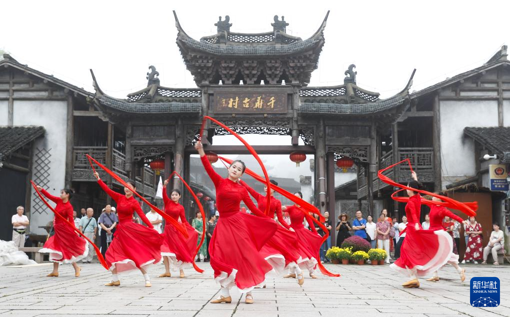 各地喜迎“双节”