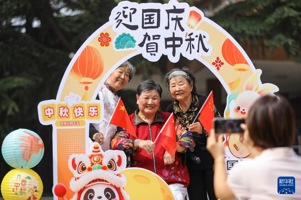 各地喜迎“双节”