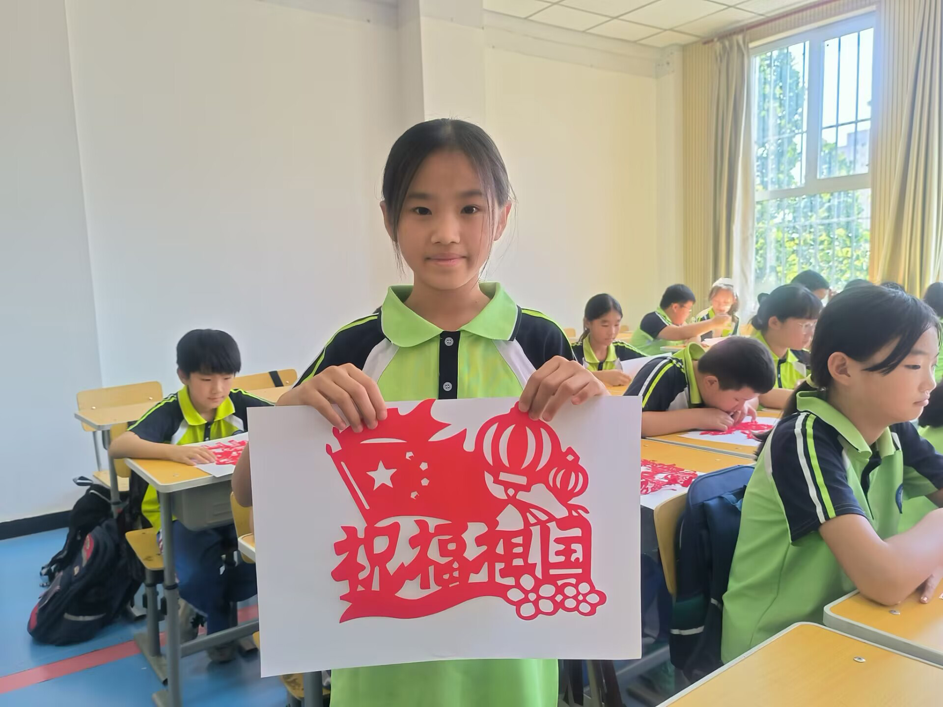 河北广平：剪纸迎双节 巧“绘”家国情！