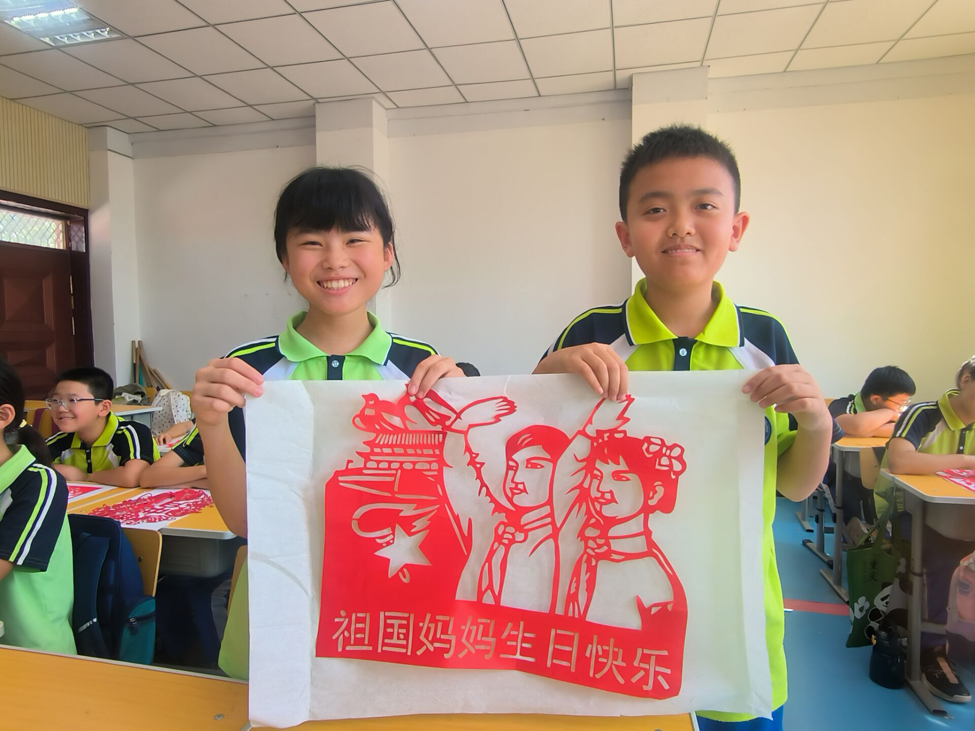 河北广平：剪纸迎双节 巧“绘”家国情！