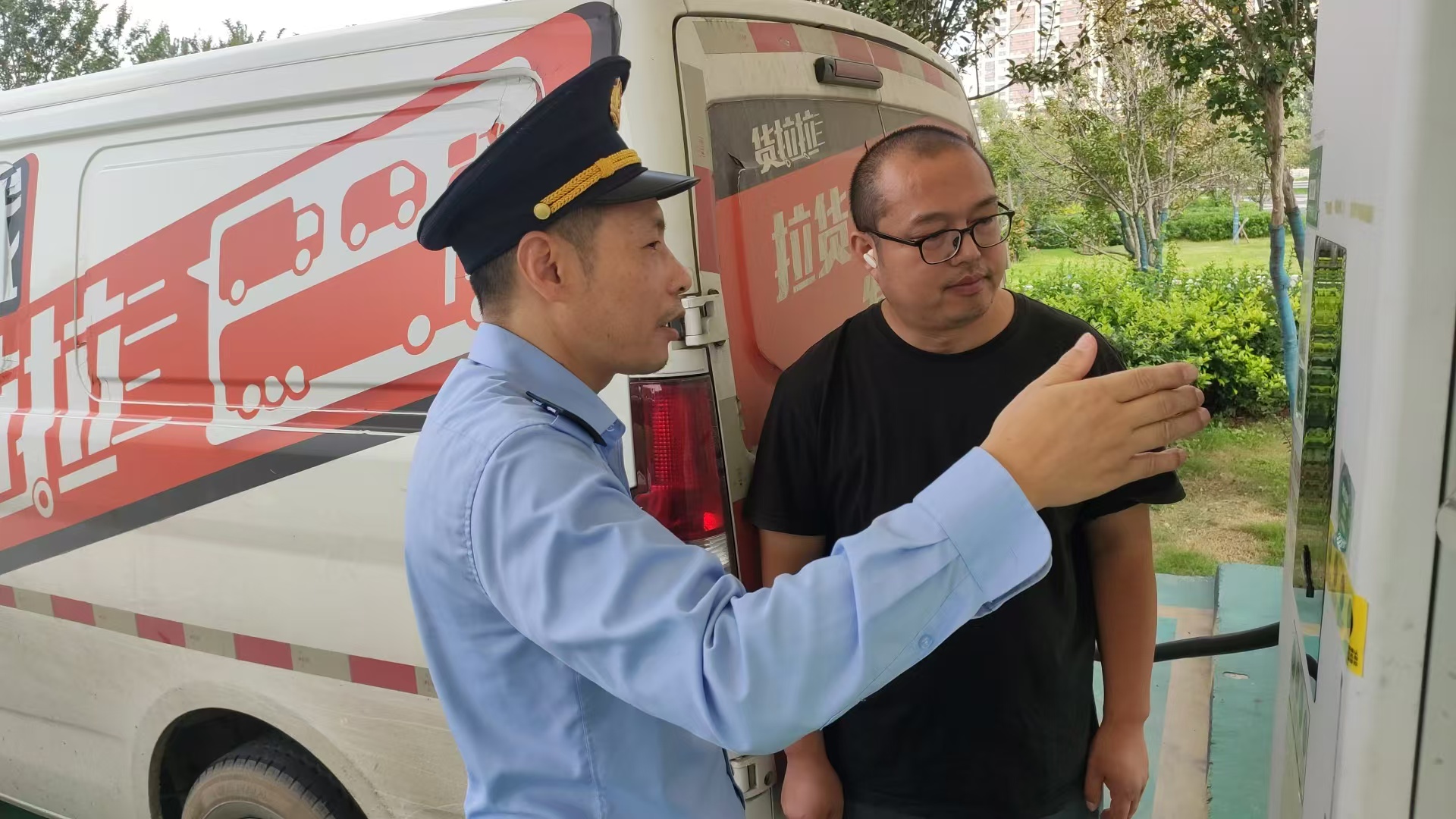连徐“高速雷锋车”服务队 开展电动汽车充电知识宣传