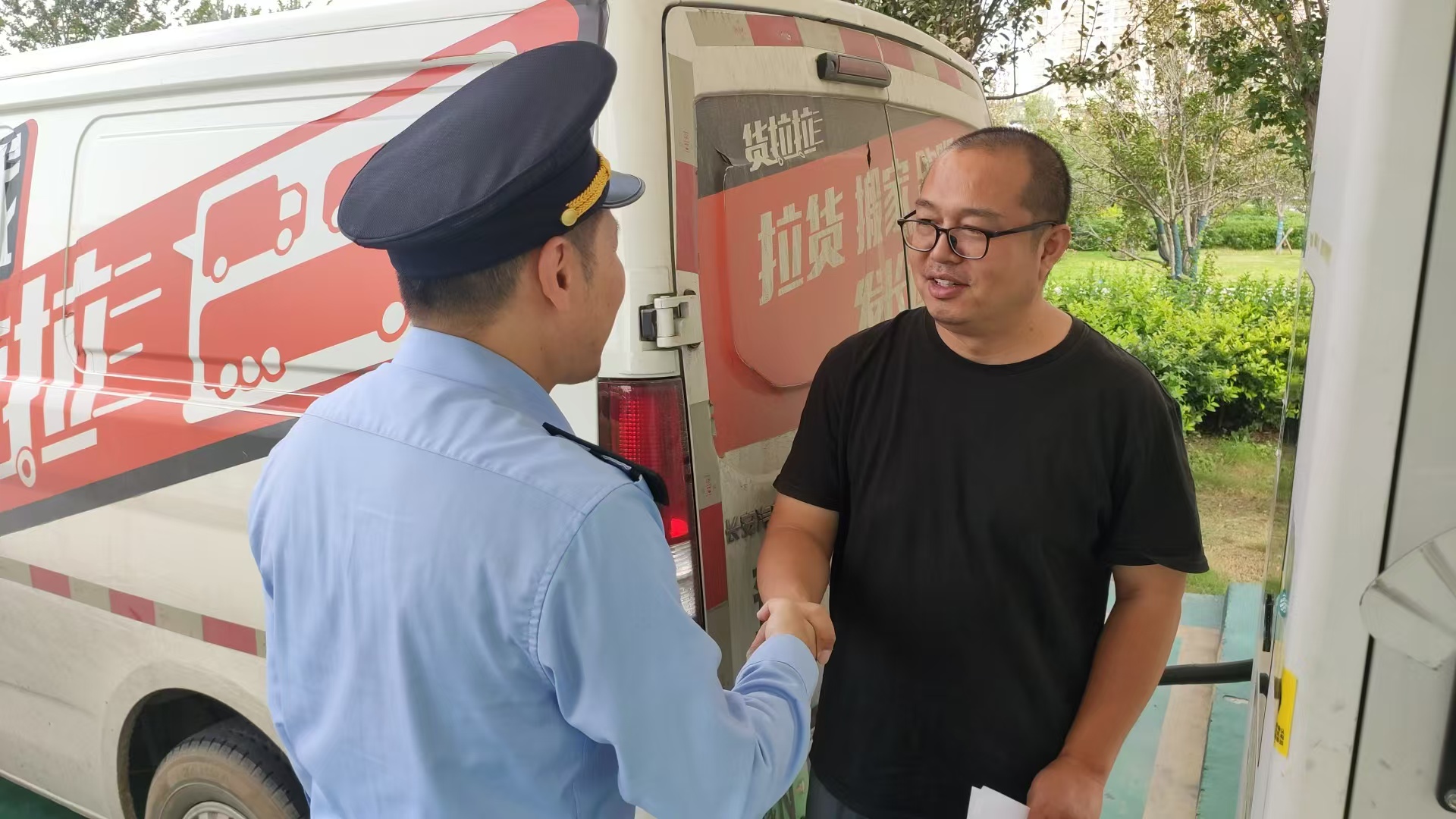 连徐“高速雷锋车”服务队 开展电动汽车充电知识宣传