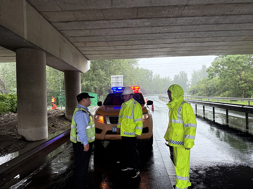 “双节”防汛护畅   连徐支队第一大队联合养护部门全力筑牢道路安全防线