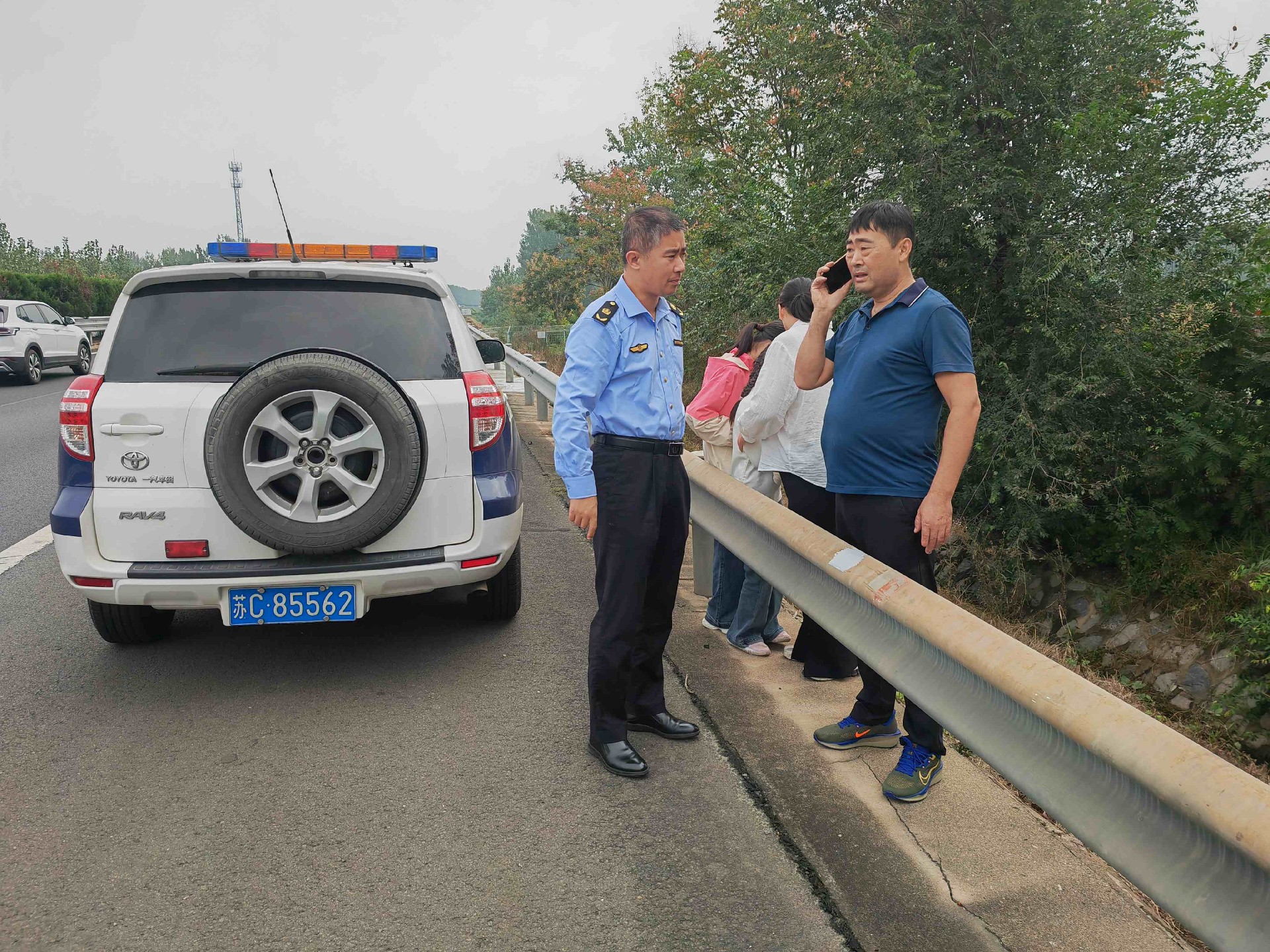 出行高峰遇爆胎 江苏高速卫士高效救助