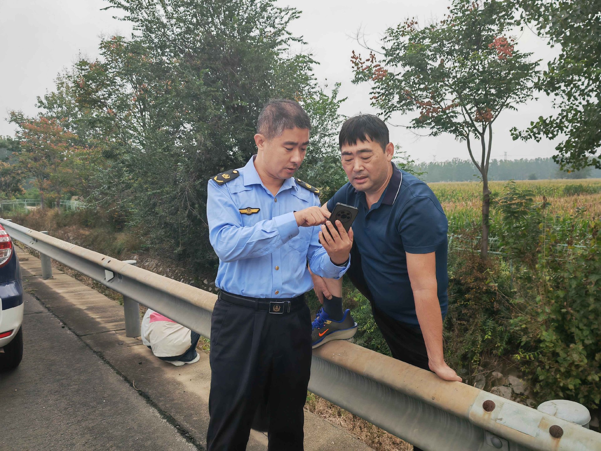 出行高峰遇爆胎 江苏高速卫士高效救助