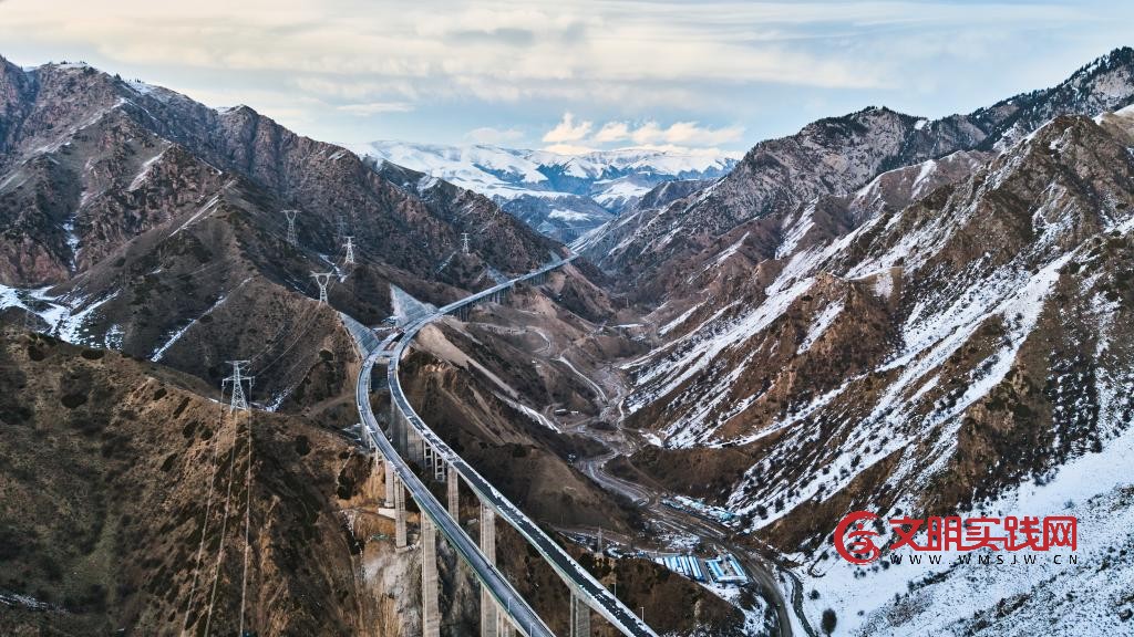 穿越北天山 横跨伊犁河——探访精伊高速建设现场