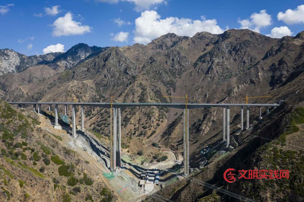 穿越北天山 横跨伊犁河——探访精伊高速建设现场