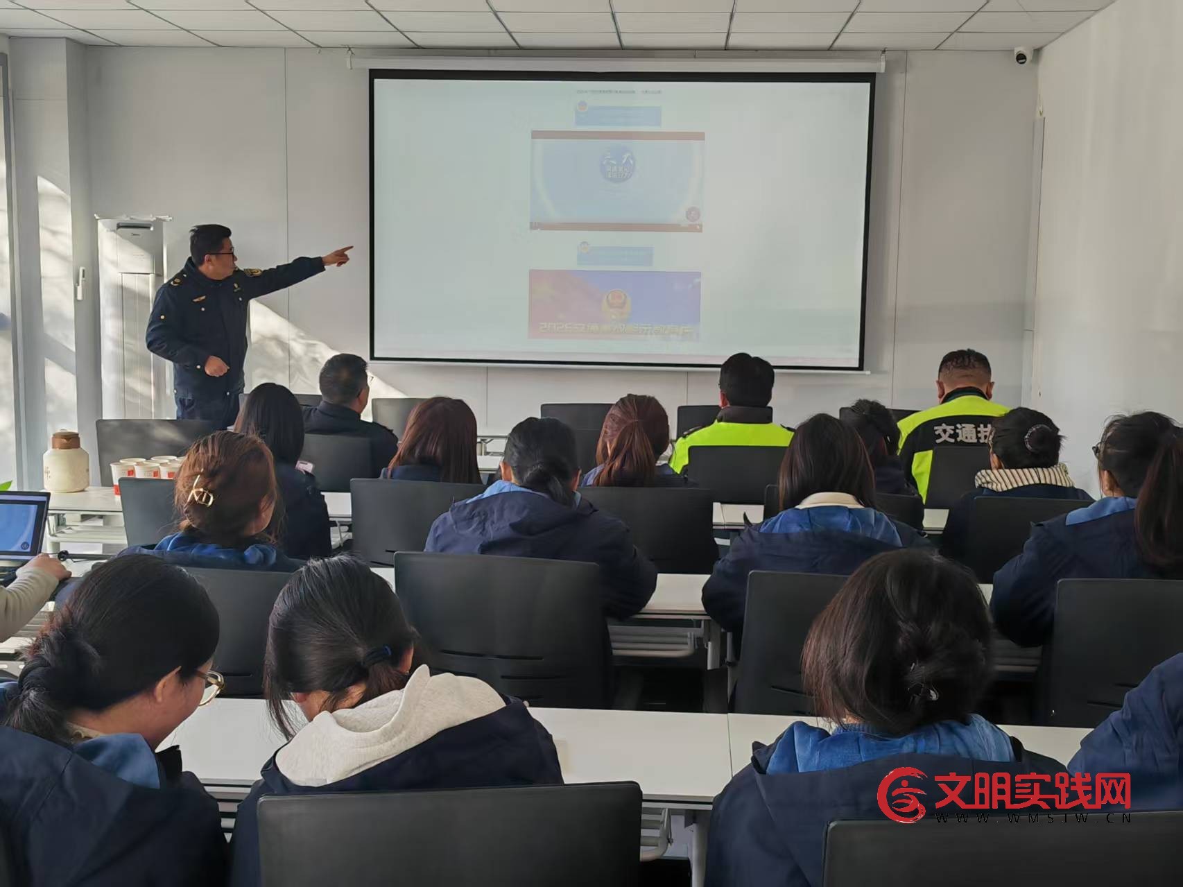 “安康杯”护航冬季运输安全 “雷锋车”法律服务队走进物流园区开展主题宣讲 “安康杯”护航冬季运输安全 “雷锋车”法律服务队走进物流园区开展主题宣讲