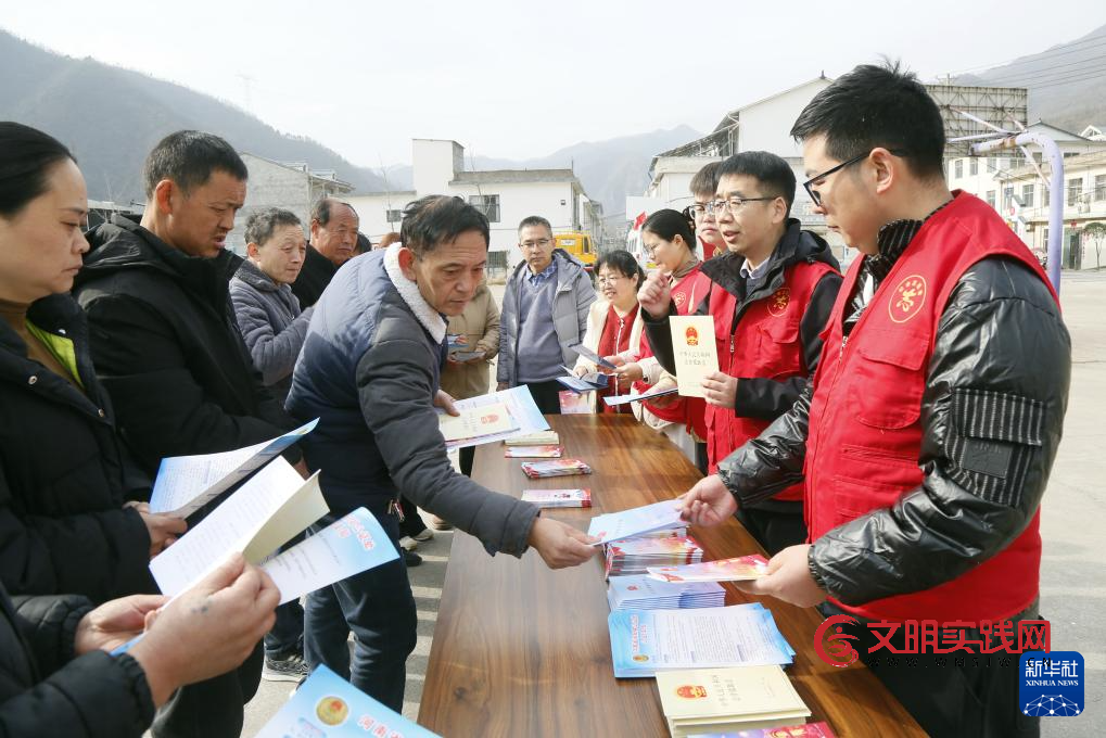 各地开展普法宣传 迎接国家宪法日