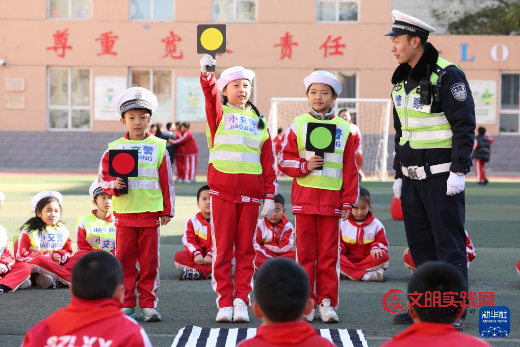 各地举行“全国交通安全日”主题活动