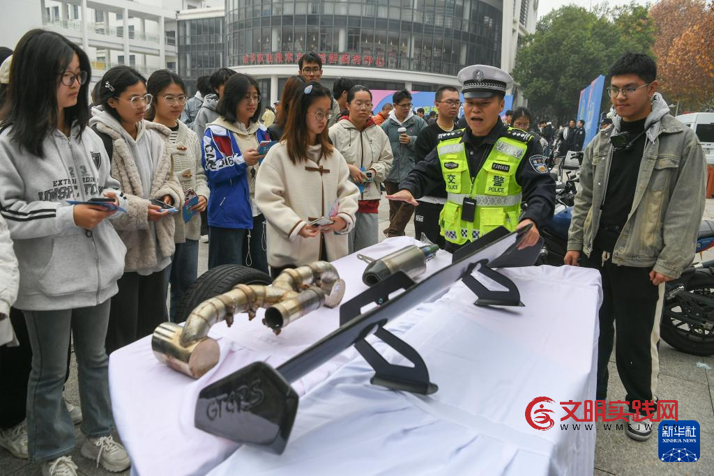 各地举行“全国交通安全日”主题活动