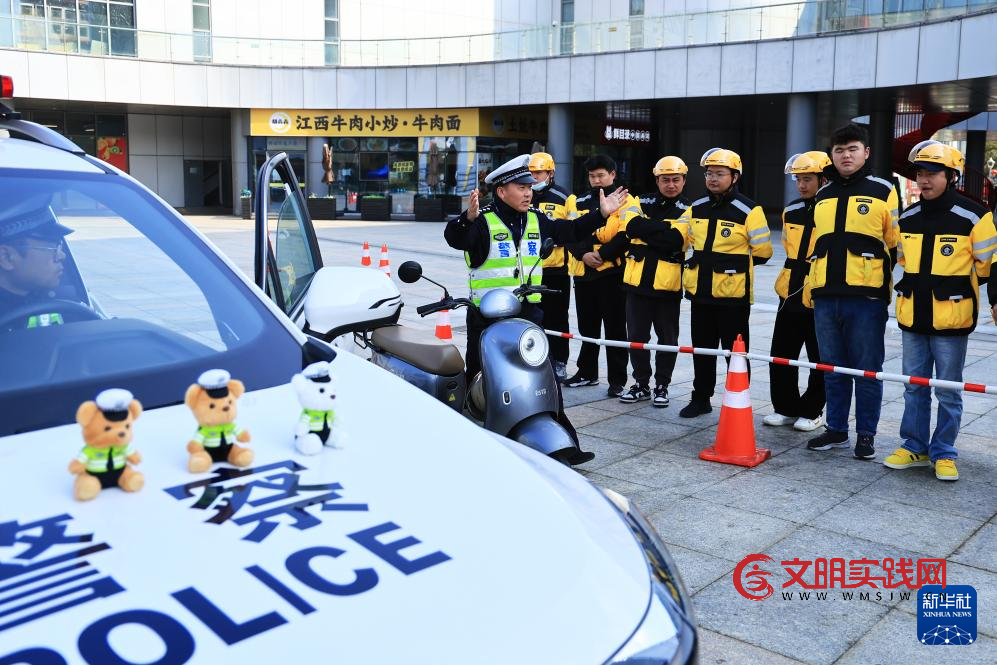 各地举行“全国交通安全日”主题活动