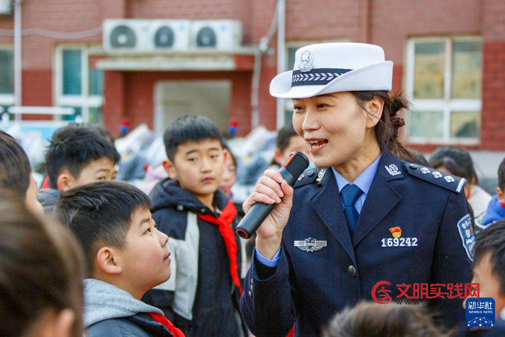 各地举行“全国交通安全日”主题活动