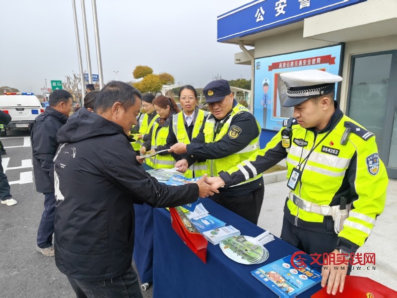 连徐支队“宪法宣传周”活动隆重开启 宪法精神随车同行入人心 连徐支队“宪法宣传周”活动隆重开启 宪法精神随车同行入人心