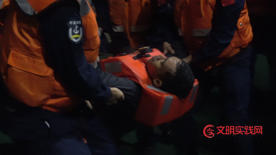 中国海警紧急救援菲律宾籍落水船员 已有13人获救