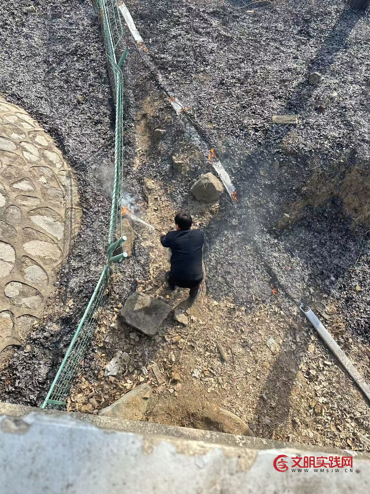 春节保畅在前 快速处置火情 连徐支队第一大队及时扑灭高速火情守护平安归途 7daaaf0c2fef1543c71dec503d3bcb8b.jpg