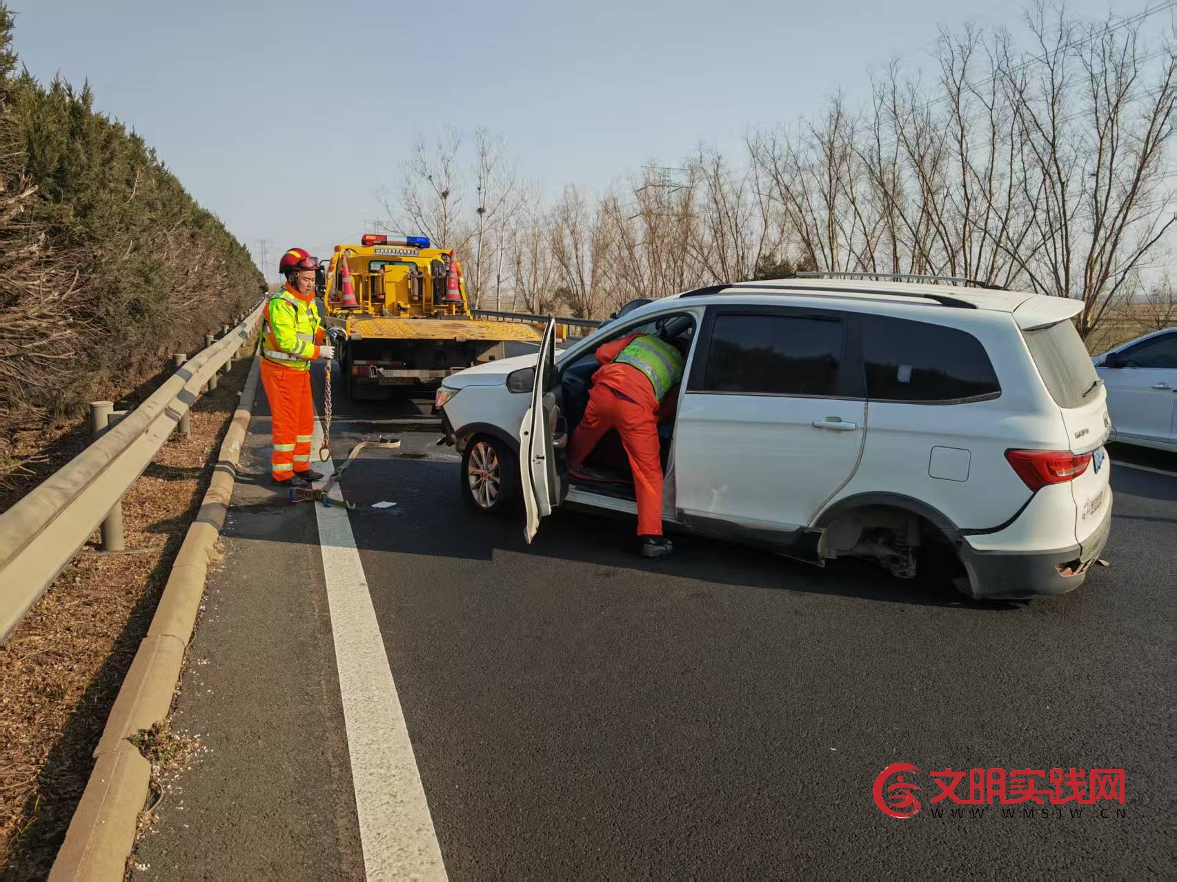 大年初一 仅用25分钟就处置完事故 连徐支队第一大队联合“一路三方”高效护航春运平安路 2da85dece83538079cefd7e93514bf45.jpg