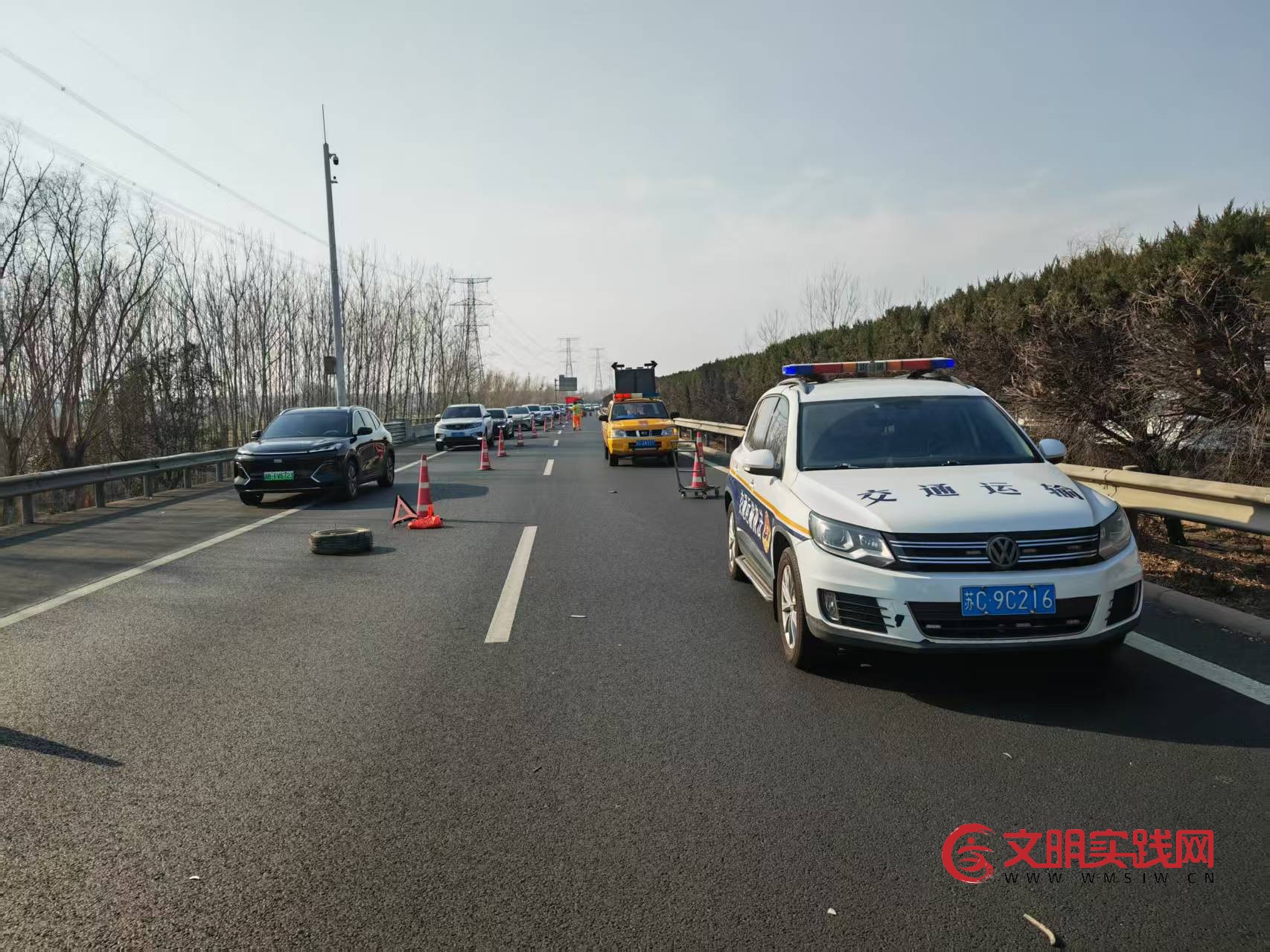 大年初一 仅用25分钟就处置完事故 连徐支队第一大队联合“一路三方”高效护航春运平安路 185856d24dd509e600c12040b5a6e534.jpg