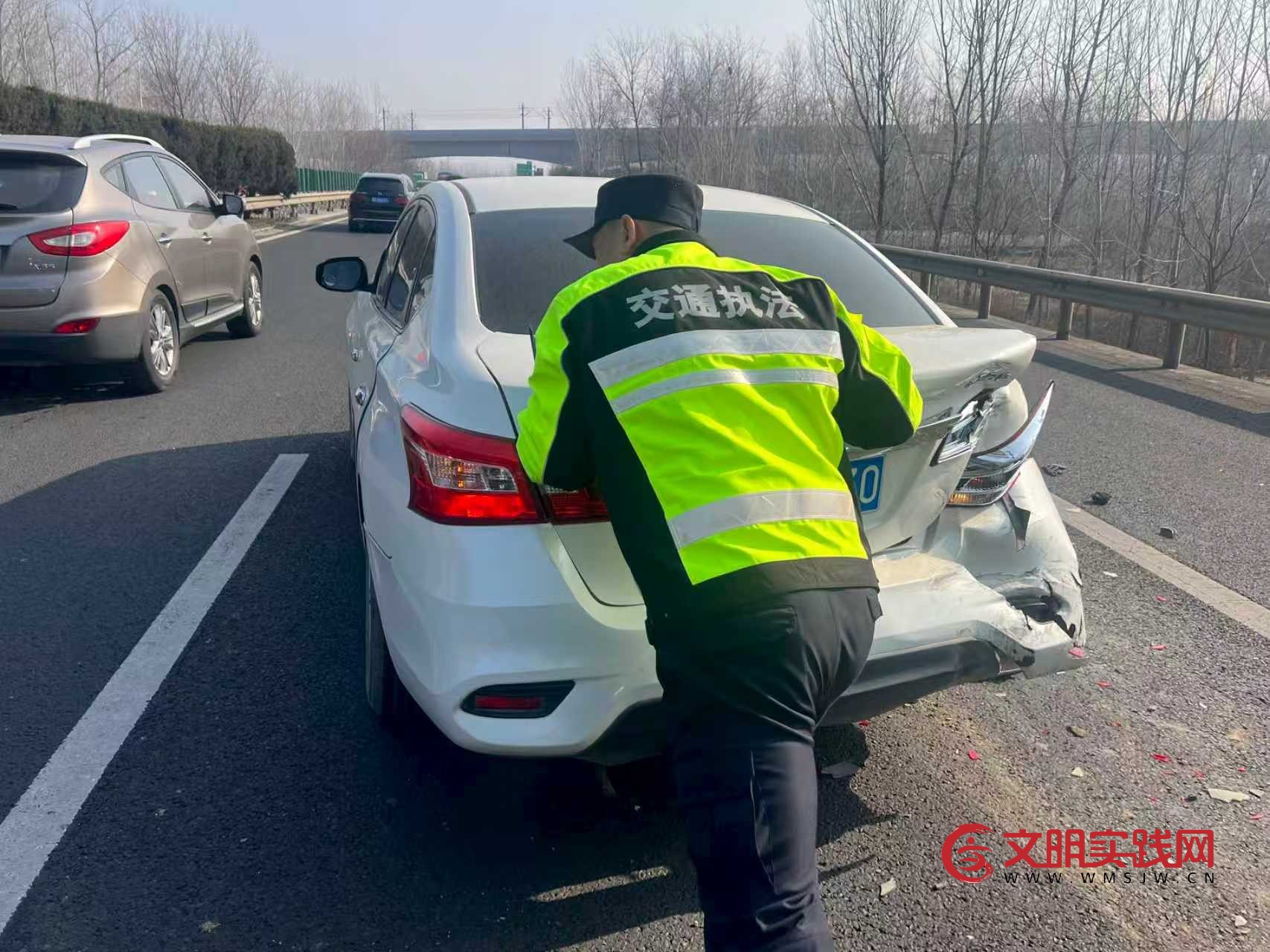 苏心春运:大年初三坚守一线 快处客车追尾事故 1220e8550c77231c6be21e972ec2ec70.jpg