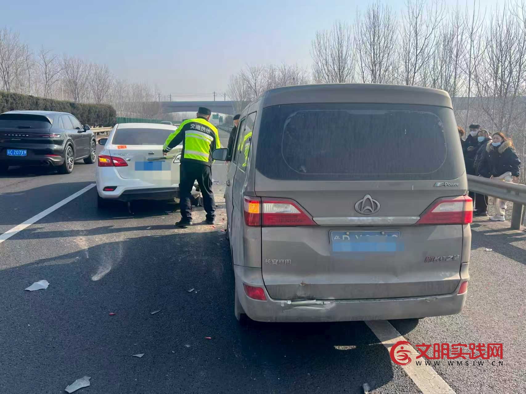 苏心春运:大年初三坚守一线 快处客车追尾事故 31eaae55119318516ffce4271a4cc4fe.jpg