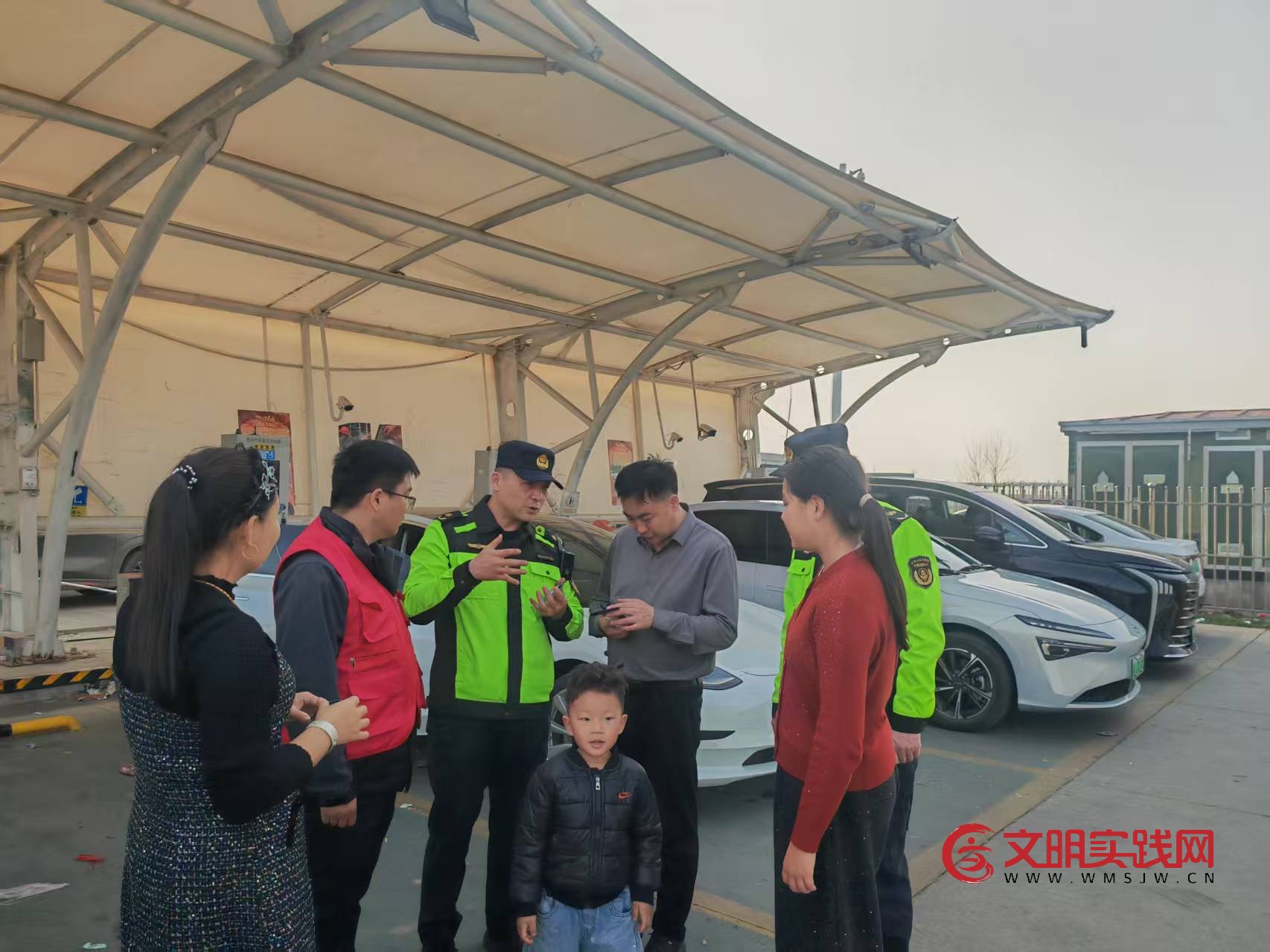 连徐支队第五大队践行“苏心春运” 倾力营造温馨驿站 53f21924a5a4e1eb5b9c593c05fc90d1.jpg