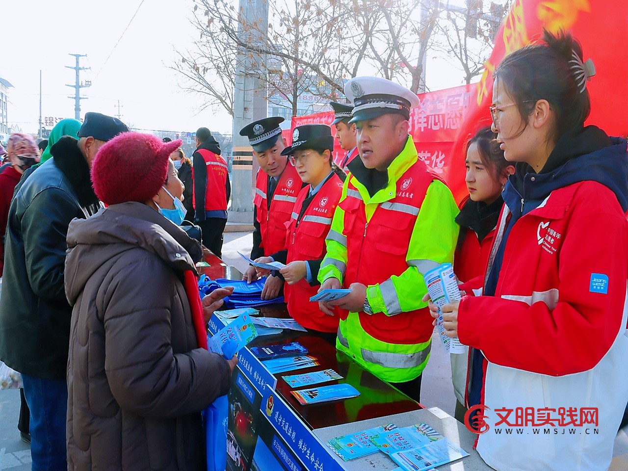 新疆和硕多元化志愿服务绘就警民同心新画卷 3.jpg