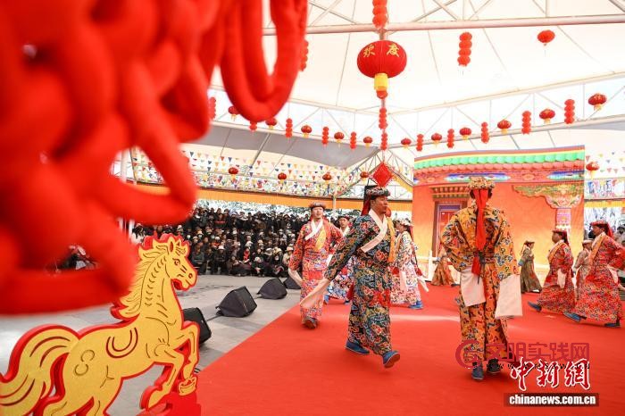 西藏：雪域欢歌迎元宵 文化惠民润人心