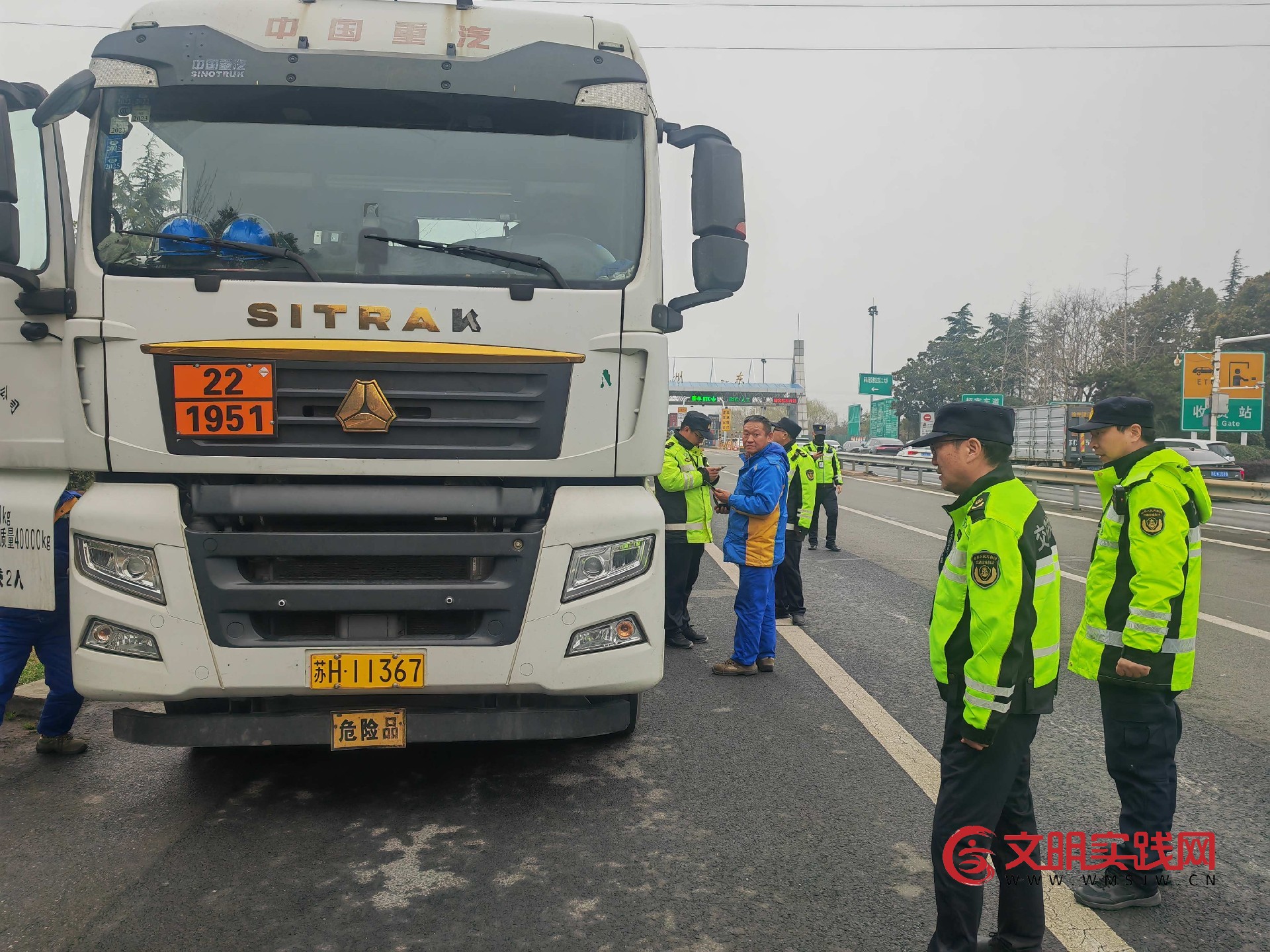 护航春运返程高峰 第二大队联合地方交通开展“两客一危”专项联合行动