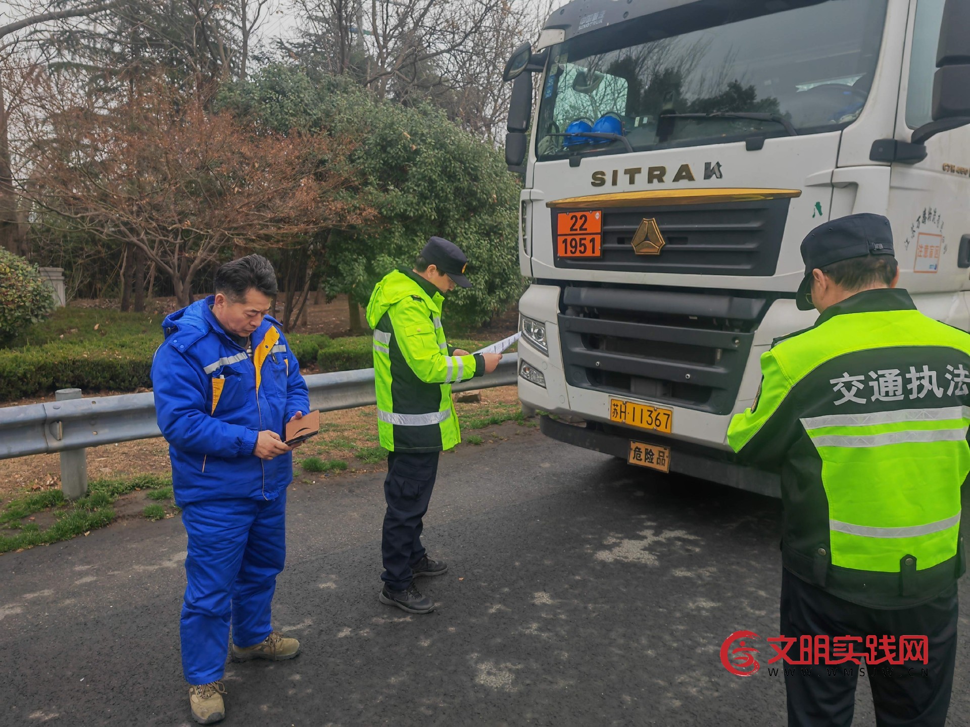 护航春运返程高峰 第二大队联合地方交通开展“两客一危”专项联合行动