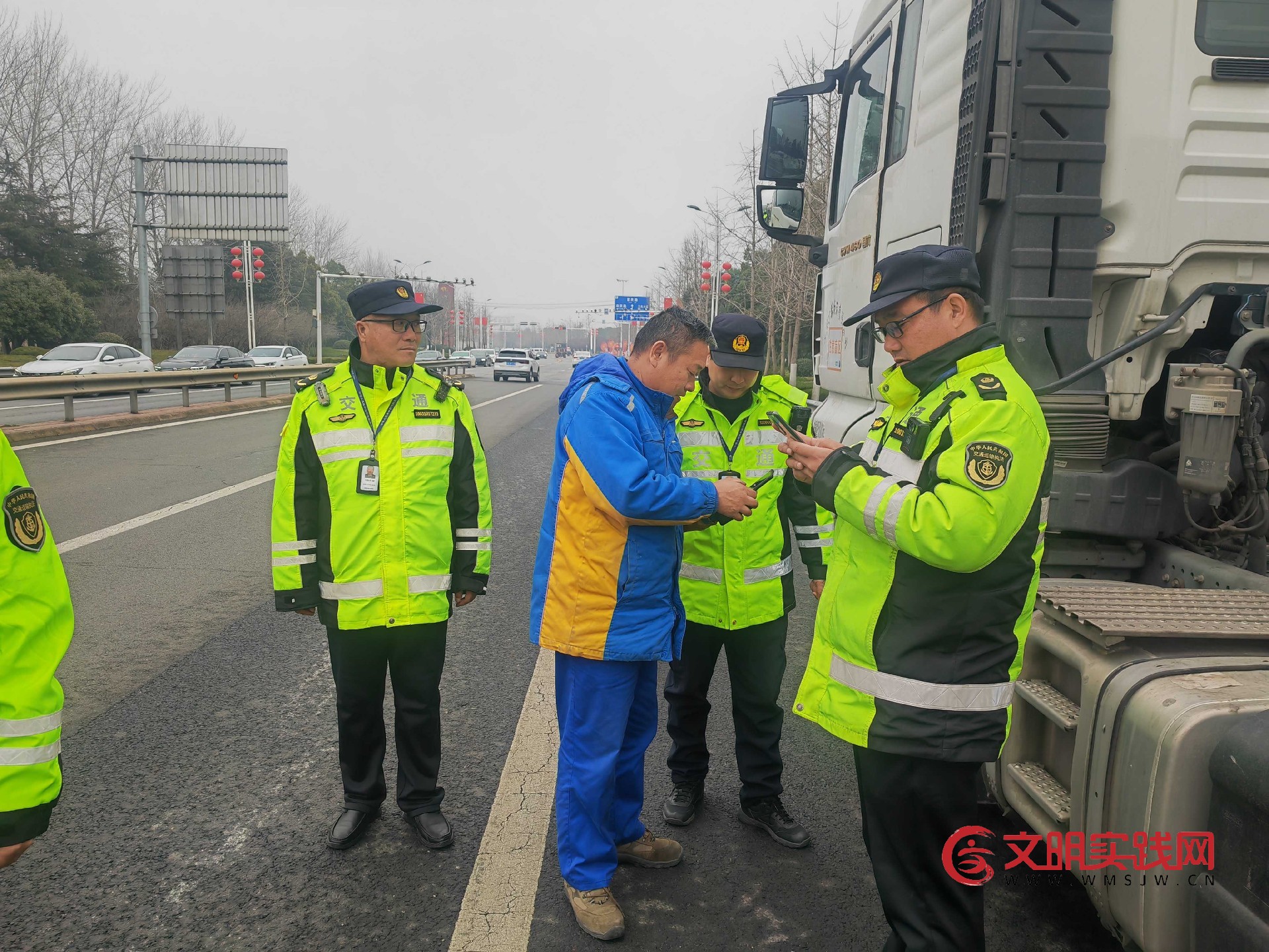 护航春运返程高峰 第二大队联合地方交通开展“两客一危”专项联合行动