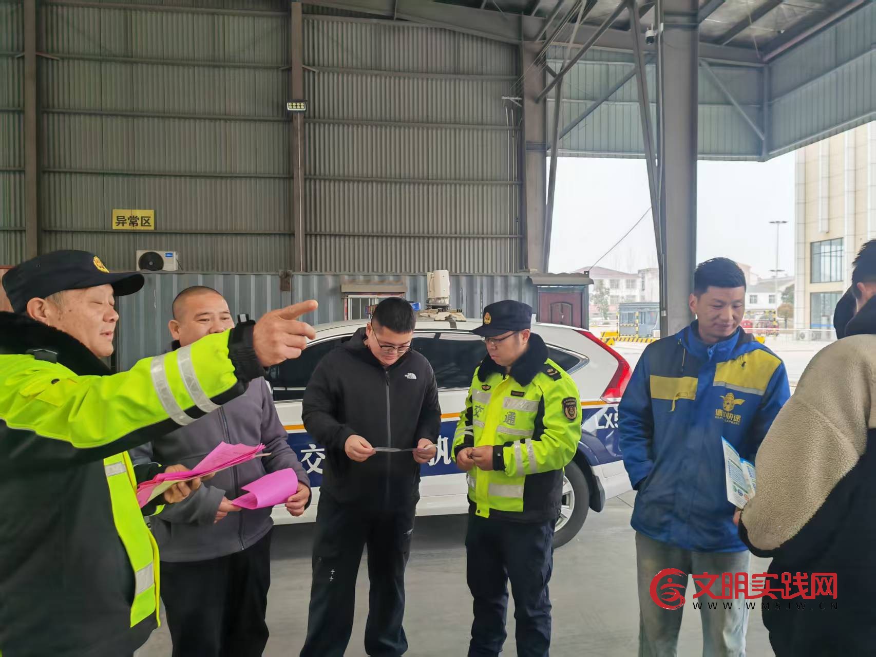 连徐支队“高速雷锋车”进乡村 文明实践架起高质量发展“连心桥”