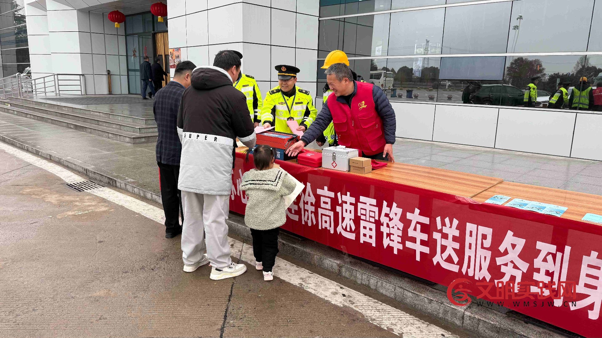 连徐支队“高速雷锋车”进乡村 文明实践架起高质量发展“连心桥”