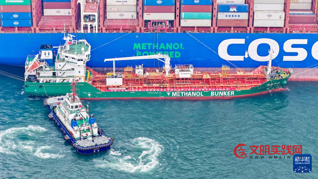 山东港口青岛港完成首批绿色甲醇“船对船”加注