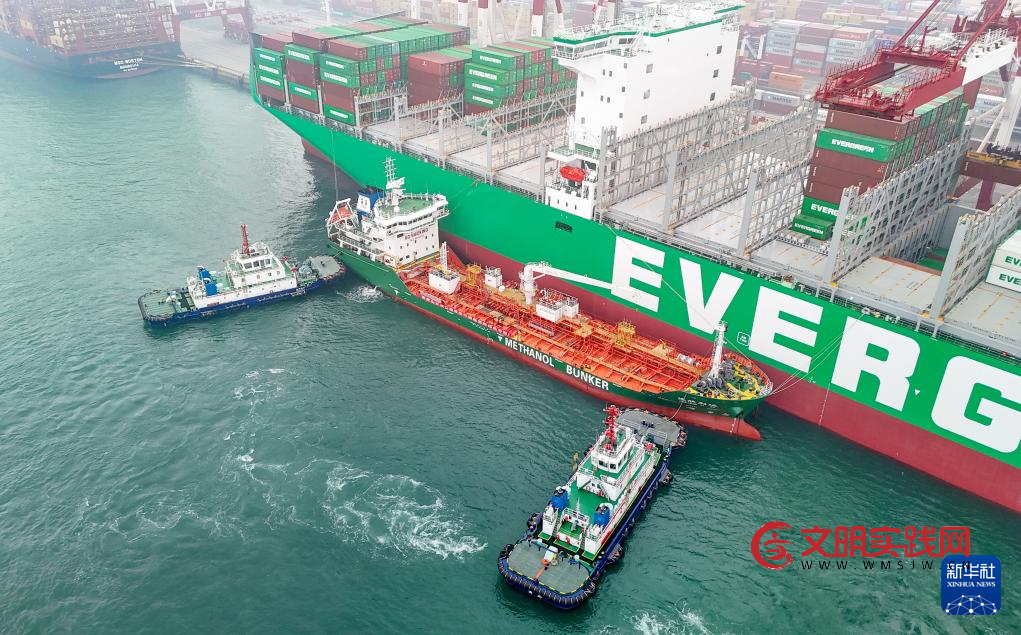 山东港口青岛港完成首批绿色甲醇“船对船”加注