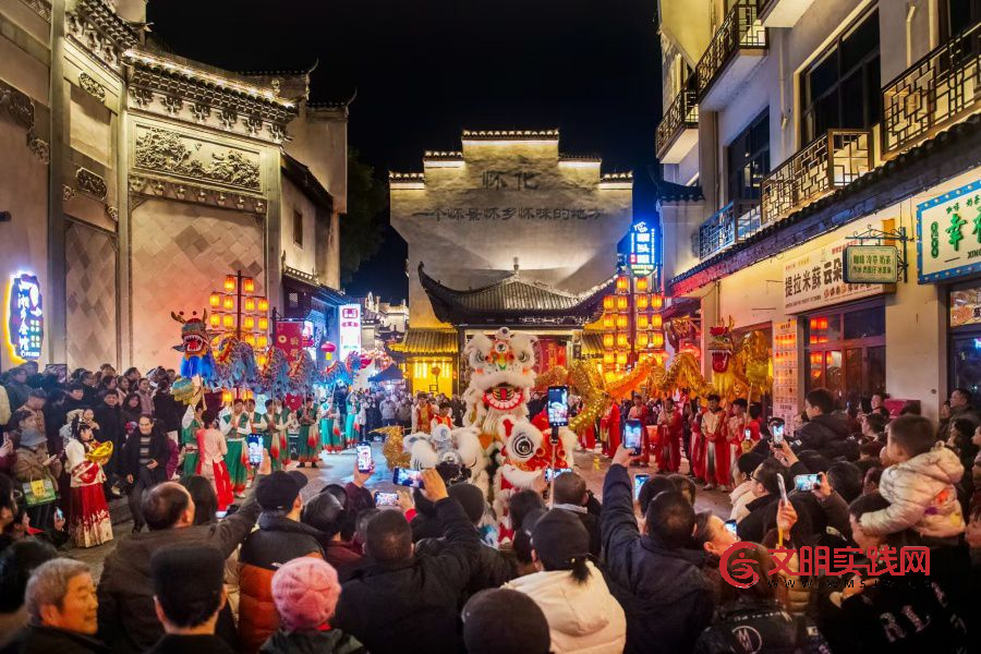 湖南洪江古商城:赤马踏春送龙归 千年商城闹元宵 湖南洪江古商城:赤马踏春送龙归 千年商城闹元宵