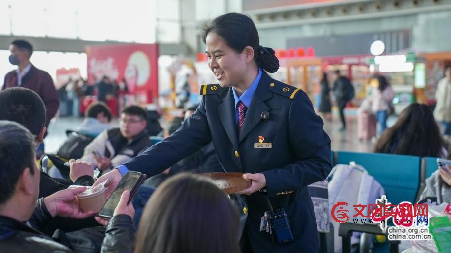 成都东站：把“元宵喜乐会”搬进了候车厅