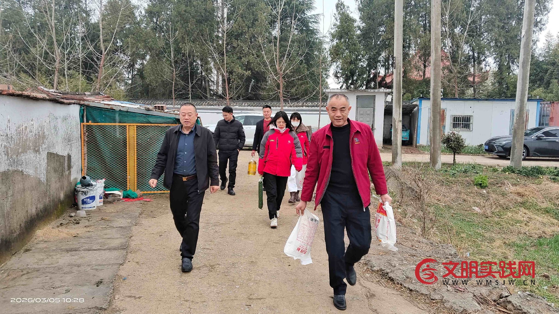 邳州新苏社区龙城天下社区工作室学雷锋志愿者慰问老英雄李彦清