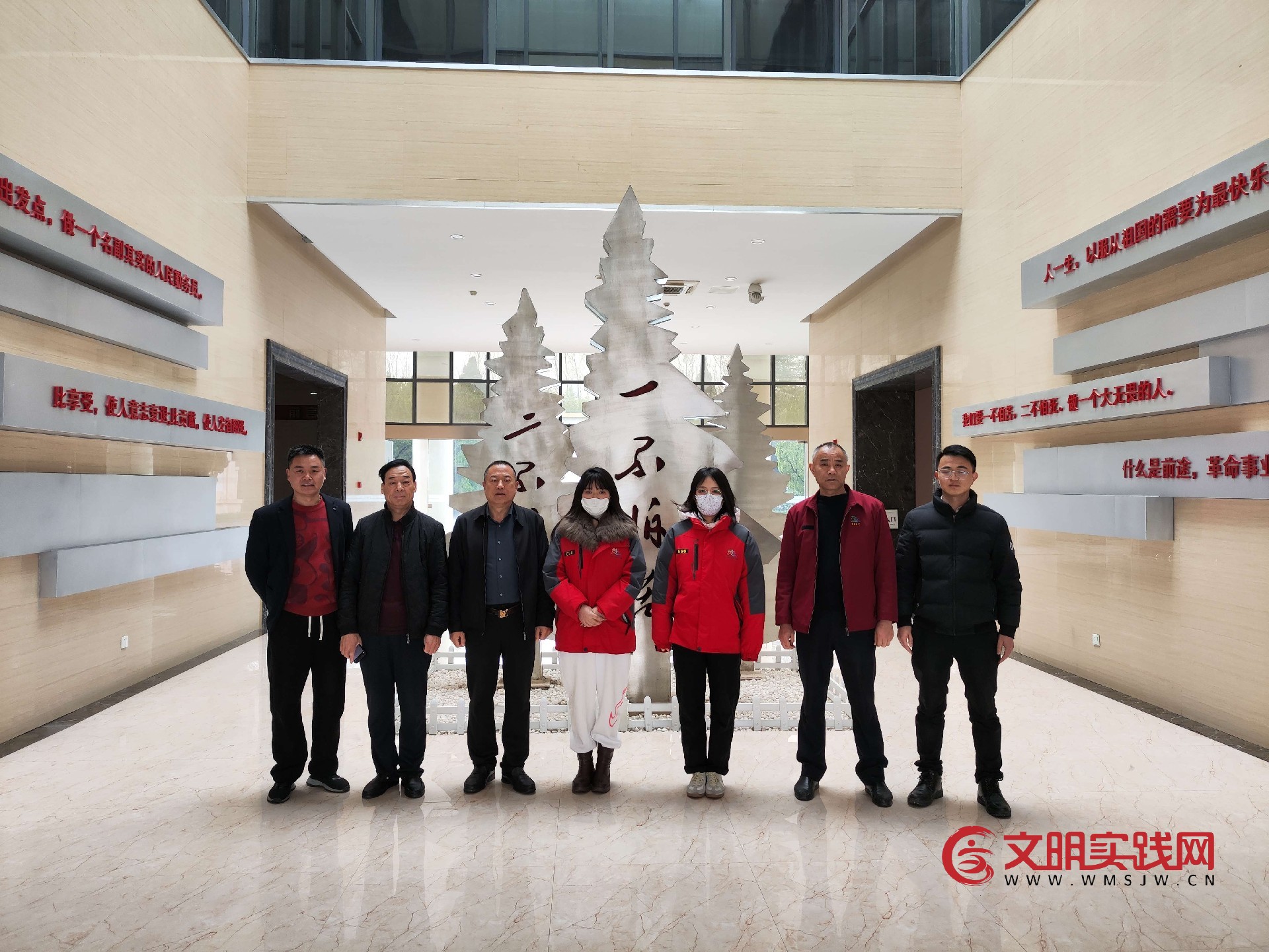 邳州新苏社区龙城天下社区工作室学雷锋志愿者慰问老英雄李彦清