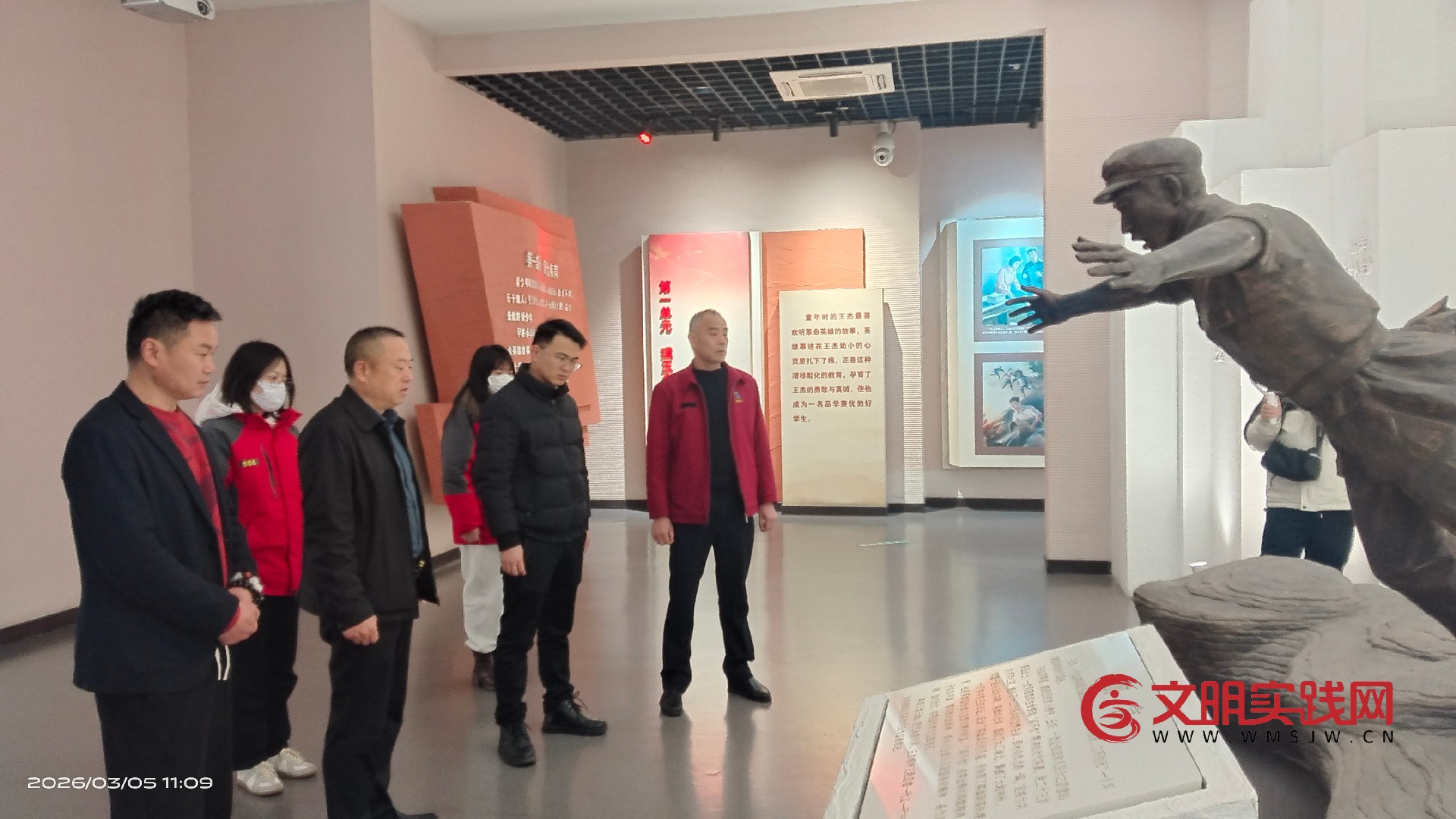 邳州新苏社区龙城天下社区工作室学雷锋志愿者慰问老英雄李彦清