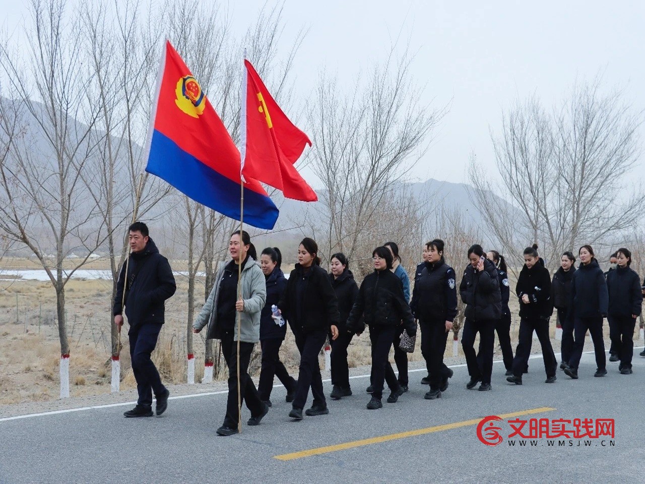 3月6日，和硕县公安局“巾帼绽芳华，徒步踏春行”庆“三八”活动。折树艳摄.jpg