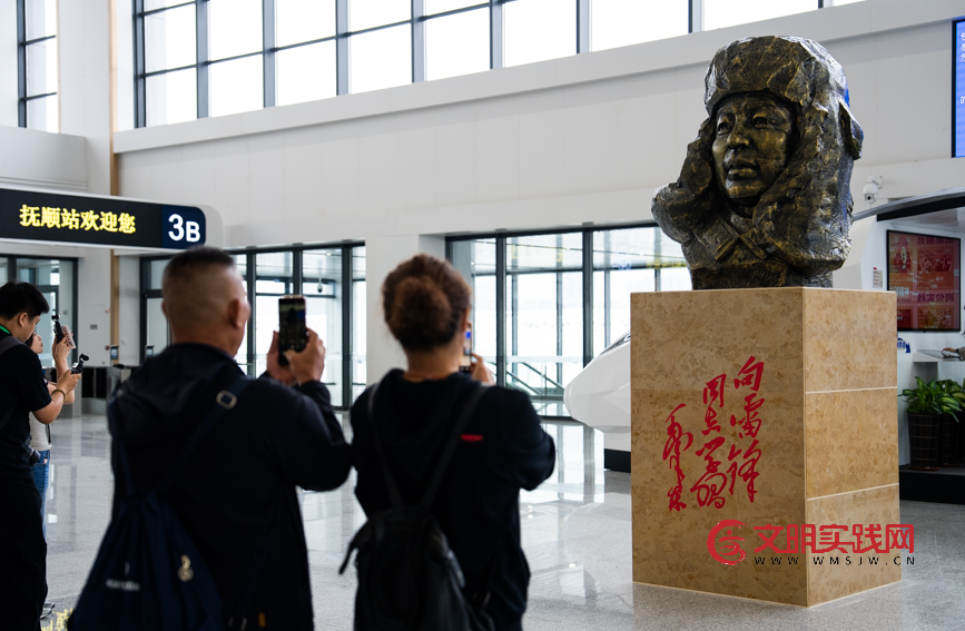 雷锋的模样，在烟火人间