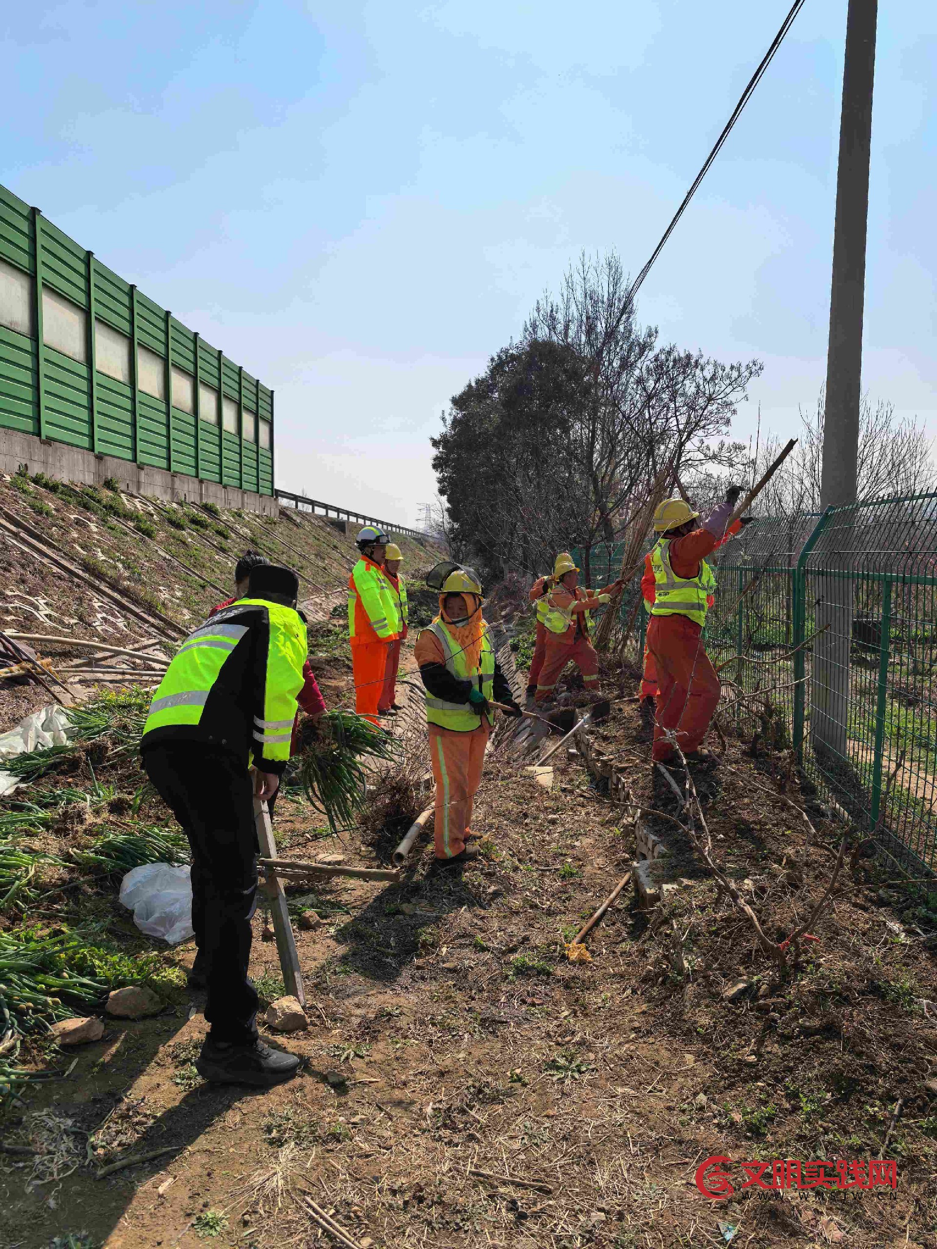 说理式柔性执法清隐患 连徐一大队开展春季路域环境整治